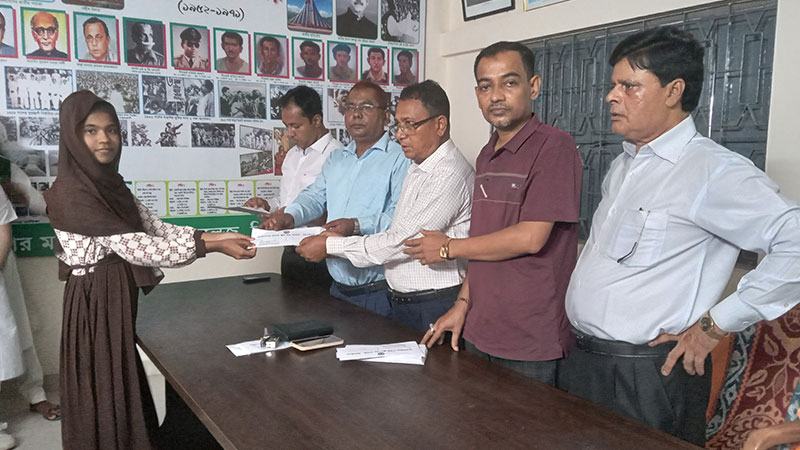 ঝিনাইদহে সুবিধাবঞ্চিত ২৫ শিক্ষার্থী পেল আর্থিক সহায়তা