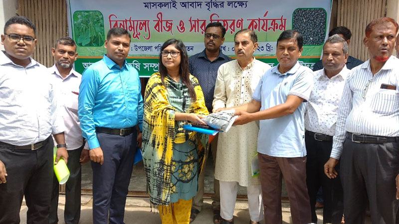 ঝিনাইদহে বিনামূল্যে সার ও বীজ পেলেন কৃষক