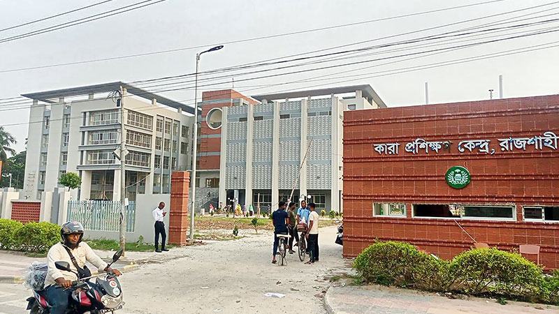 উদ্বোধনের আগেই দেয়ালে ড্যাম ধরা পড়ছে নানা অসংগতি
