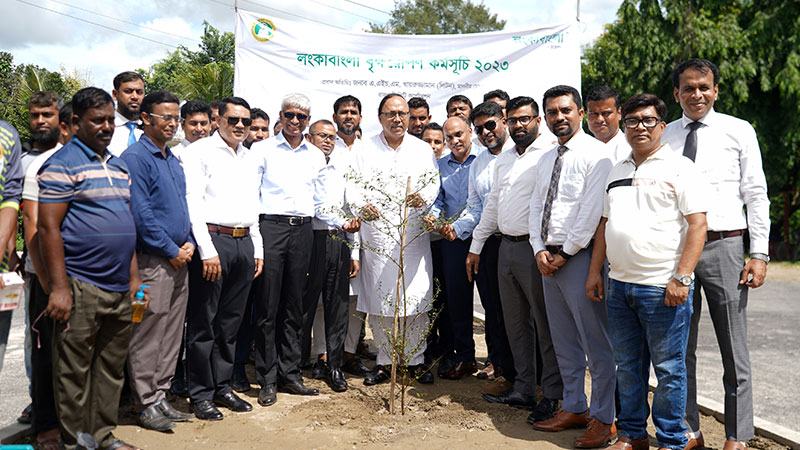 রাজশাহীতে লংকাবাংলা ফাউন্ডেশনের বৃক্ষরোপণ কর্মসূচি উদ্বোধন