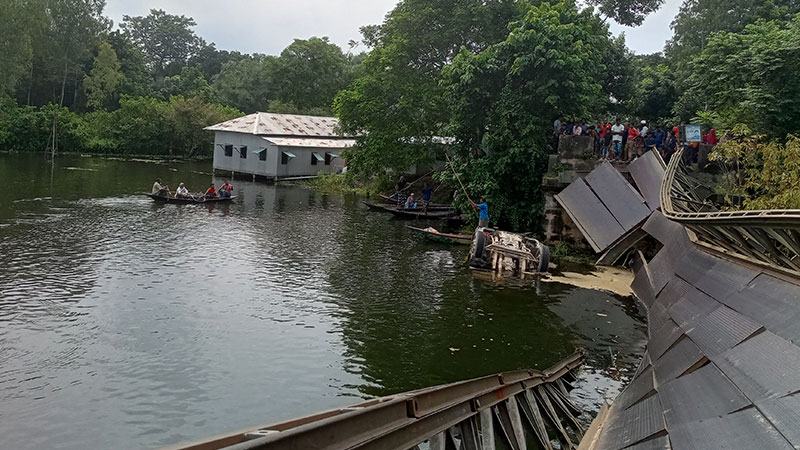 টাঙ্গাইলে বেইলি ব্রিজ ভেঙে খালে পড়ল ট্রাক