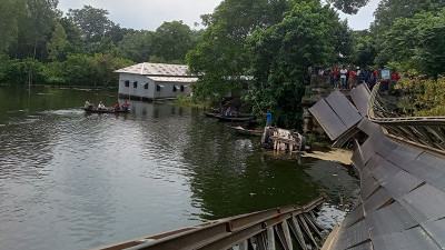 টাঙ্গাইলে বেইলি ব্রিজ ভেঙে খালে পড়ল ট্রাক