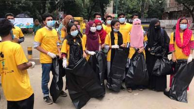 ক্যাম্পাসে পরিবেশ রক্ষায় তৎপর পরিবেশ সংসদের স্বেচ্ছাসেবীরা