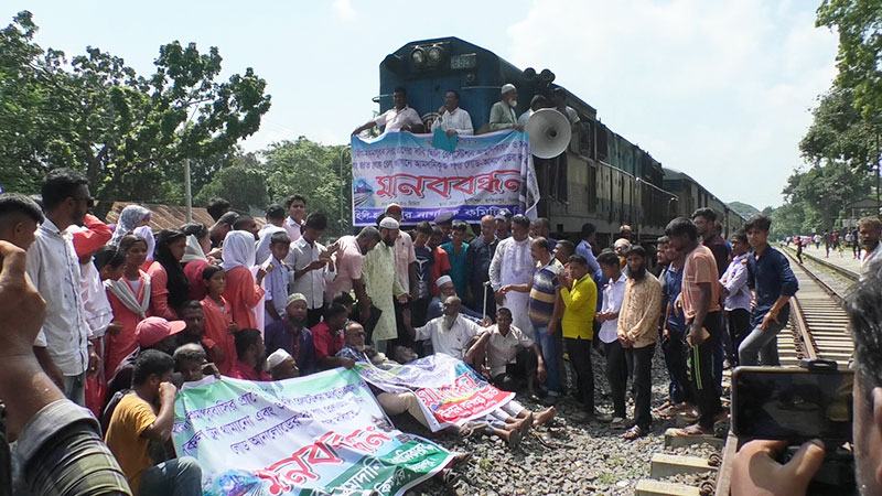বিভিন্ন দাবিতে হিলি স্টেশনে রেলপথ অবরোধ