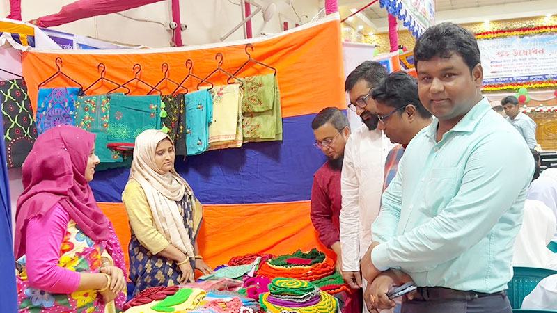 হিলিতে স্থানীয় সরকার দিবস উন্নয়ন মেলা