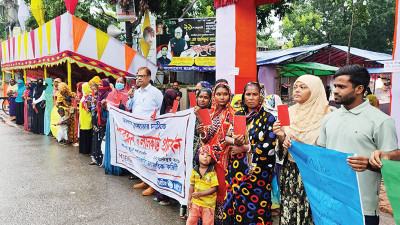 জলবায়ু ন্যায্যতার দাবিতে সাতক্ষীরায় লালকার্ড প্রদর্শন