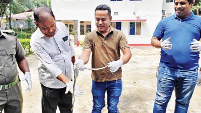 সর্প দংশনে বেশির ভাগ মানুষ মারা যায় আতঙ্কে