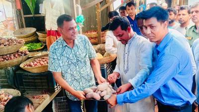 ঘোড়াঘাটে প্রশাসনের উপস্থিতিতে বাজারে ফিরল আলু