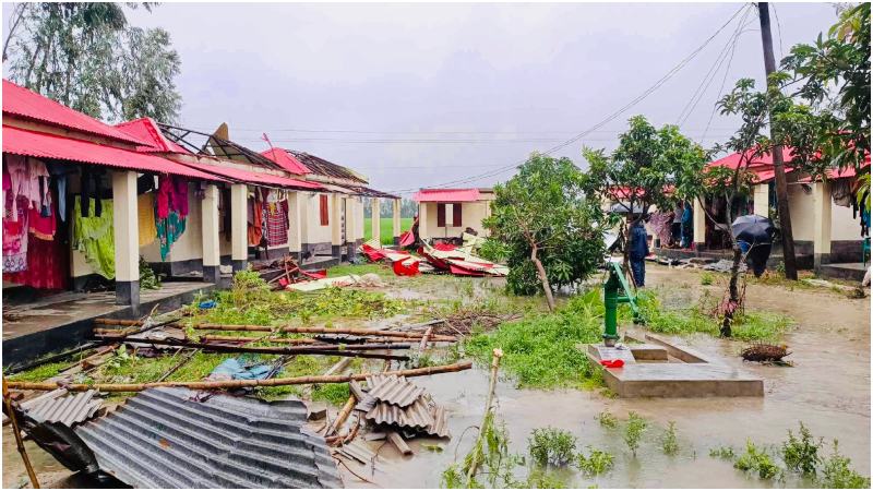 দিনাজপুরে ঘূর্ণিঝড়ে লণ্ডভণ্ড শতাধিক বাড়িঘর