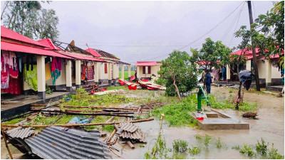 দিনাজপুরে ঘূর্ণিঝড়ে লণ্ডভণ্ড শতাধিক বাড়িঘর