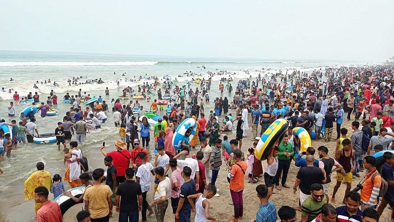 তিন দিনের ছুটিতে কক্সবাজারে জনসমুদ্র