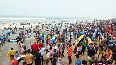 তিন দিনের ছুটিতে কক্সবাজারে জনসমুদ্র