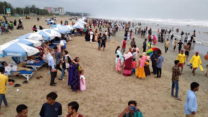 তিনদিনের ছুটিতে পর্যটক বেড়েছে কক্সবাজারে