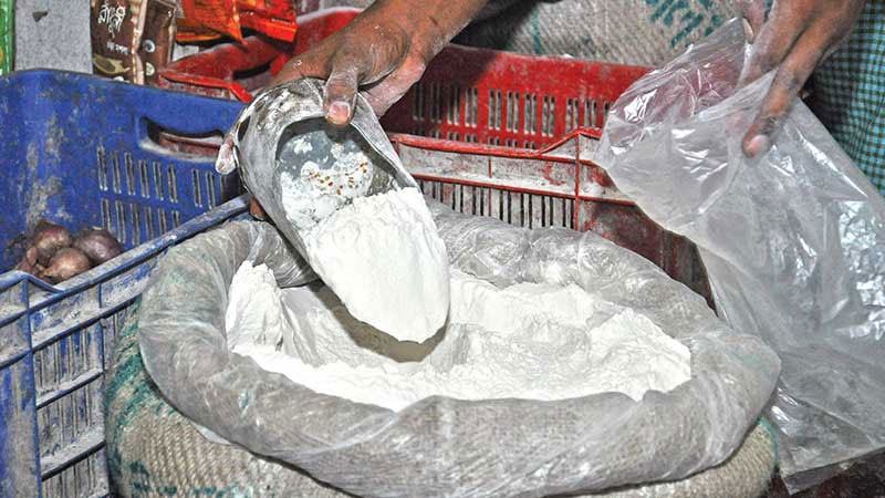 নিতাইগঞ্জে আরেক দফা কমেছে আটা-ময়দার দাম