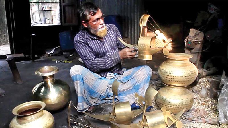 পুঁজি সংকটে বিক্রমপুরের তামা-কাঁসা শিল্প