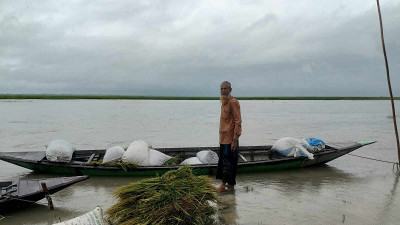 কুড়িগ্রামে বন্যা সতর্কতায় তিস্তাপাড়ে মাইকিং