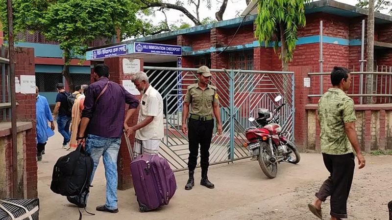 হিলি চেকপোস্ট দিয়ে কমেছে ভারতে যাতায়াত