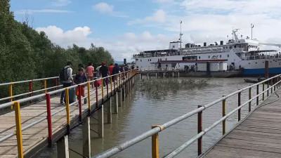 সেন্ট মার্টিনে আটকে পড়া ২০০ পর্যটক টেকনাফে ফিরেছেন