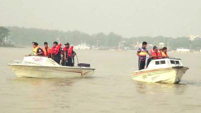 ইলিশ ধরা বন্ধে বরিশালের নদীতে অভিযান শুরু