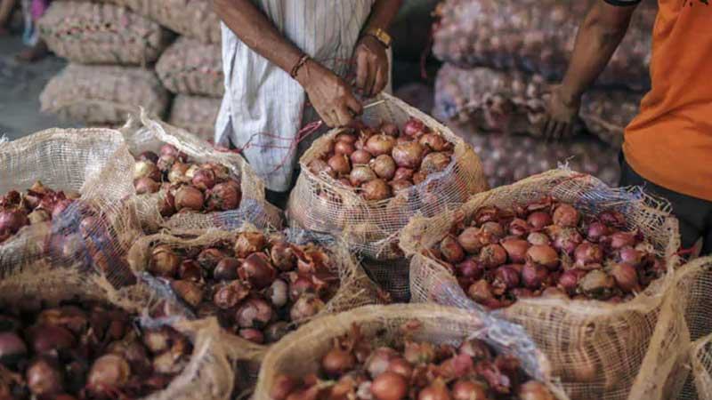 হিলিতে অব্যাহত বাড়ছে পেঁয়াজের দাম