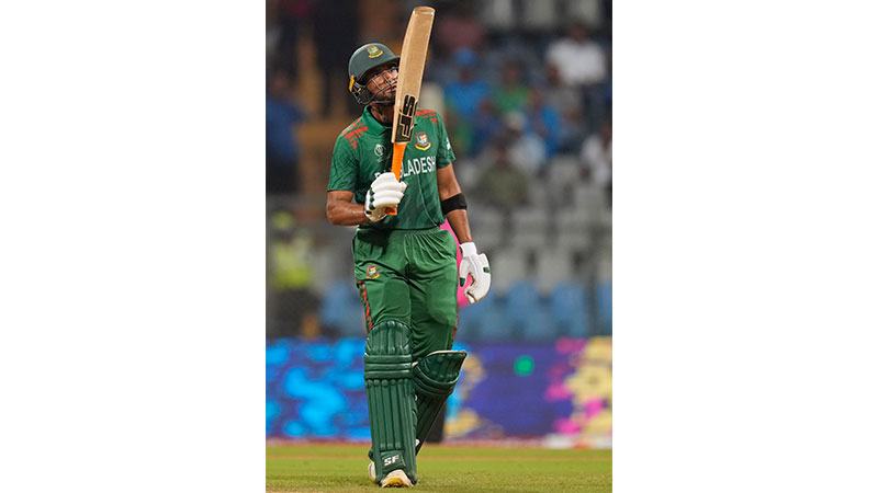 ডি কক বীরত্বের পর নিঃসঙ্গ লড়াই মাহমুদউল্লাহর