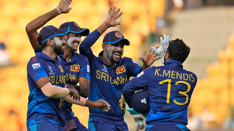 ইংল্যান্ডকে হারিয়ে সেমির আশা জাগাল শ্রীলংকা
