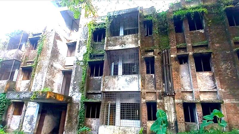 জয়পুরহাটে দুই যুগ ধরে পরিত্যক্ত সরকারি বাসভবন