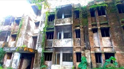 জয়পুরহাটে দুই যুগ ধরে পরিত্যক্ত সরকারি বাসভবন