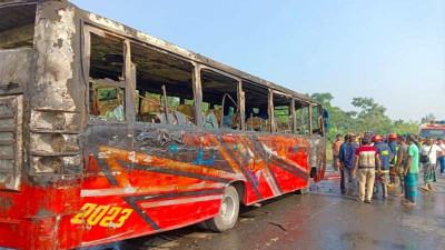 মানিকগঞ্জে যাত্রীদের নামিয়ে বাসে আগুন দিয়েছে দুর্বৃত্তরা