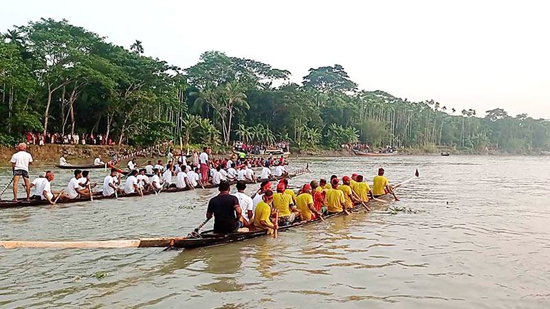 ঝালকাঠির হলতা নদীতে বাইচ
