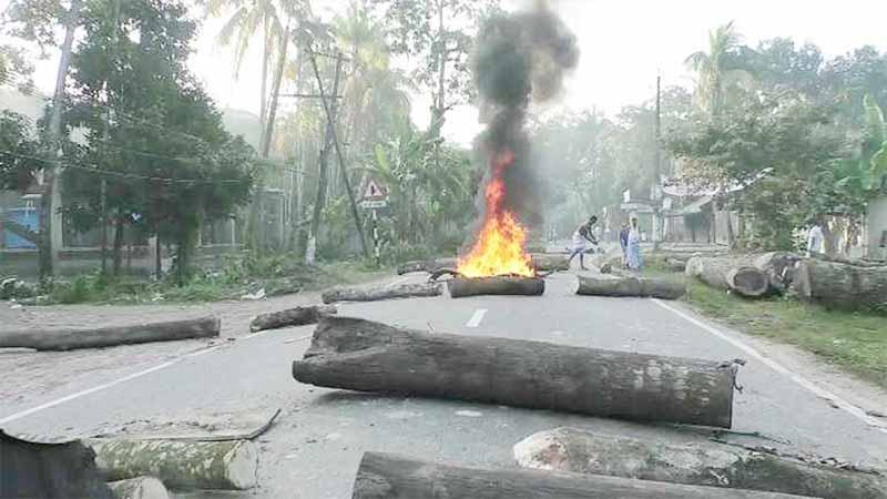 লক্ষ্মীপুরে গাছের গুড়ি ফেলে ও টায়ার জ্বালিয়ে সড়ক অবরোধ