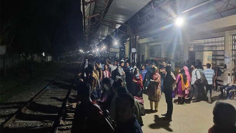 পদ্মা সেতু হয়ে খুলনার ট্রেন ঢাকায়, মধ্যরাতে উৎসুক জনতার ভিড়
