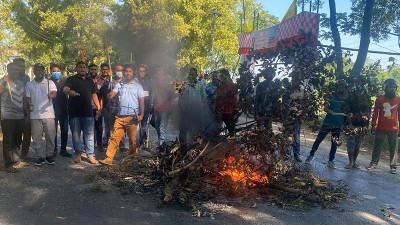 সিলেটে মহাসড়কে আগুন জ্বালিয়ে পিকেটিং