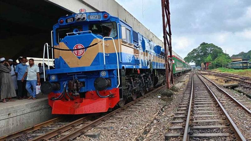 পদ্মা সেতু হয়ে ট্রেন যাত্রা স্টেশনে দর্শনার্থীর ভিড়