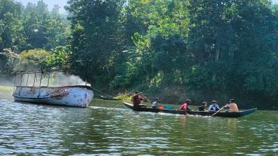 কাপ্তাই হ্রদে পর্যটকবাহী বোটে দুর্বৃত্তদের আগুন
