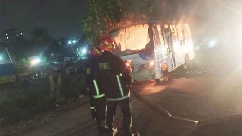 সিদ্ধিরগঞ্জে মিনিবাসে আগুন