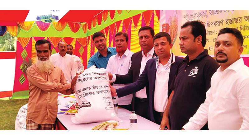 বরিশালে সার-বীজ পেলেন কৃষকরা