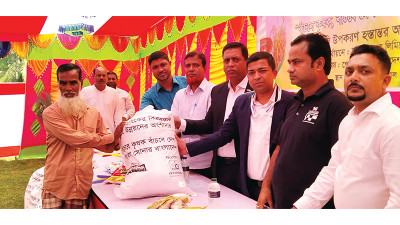 বরিশালে সার-বীজ পেলেন কৃষকরা