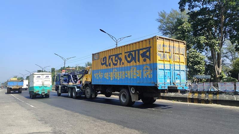 সাভারে সড়ক দুর্ঘটনায় কাভার্ড ভ্যান চালক নিহত
