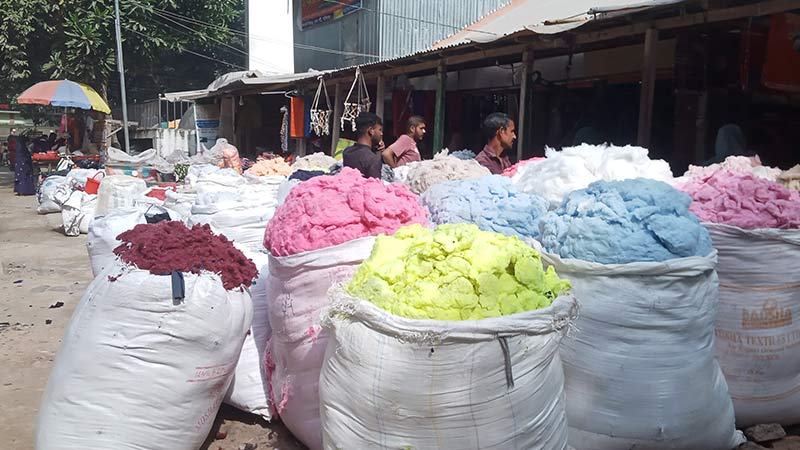লেপ-তোষক তৈরিতে ব‍্যস্ত গাইবান্ধার কারিগররা