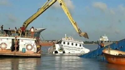 পশুর নদীতে ডুবে যাওয়া লাইটার থেকে কয়লা অপসারণ শুরু