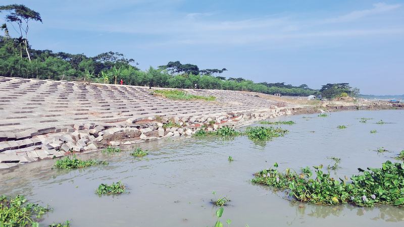 বাগেরহাটে হস্তান্তরের আগেই ‘টেকসই’ বাঁধে ভাঙন