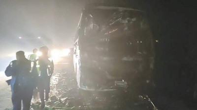 কুষ্টিয়ায় হাইওয়ে পুলিশের জব্দ করা বাসে আগুন
