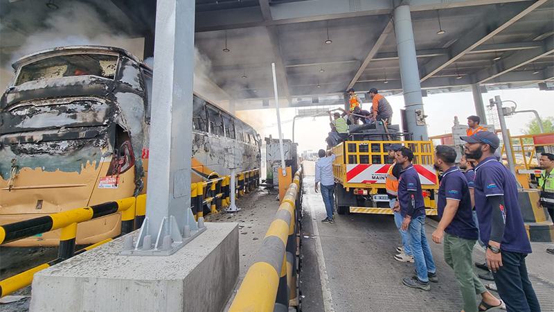 ঢাকা-মাওয়া এক্সপ্রেসওয়ের টোলপ্লাজায় বাসে আগুন, দগ্ধ ৩