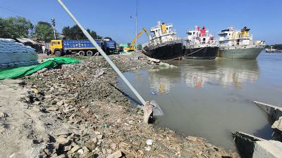 খুলনা নদীবন্দরের সুরক্ষা প্রাচীরের একাংশে ভাঙন