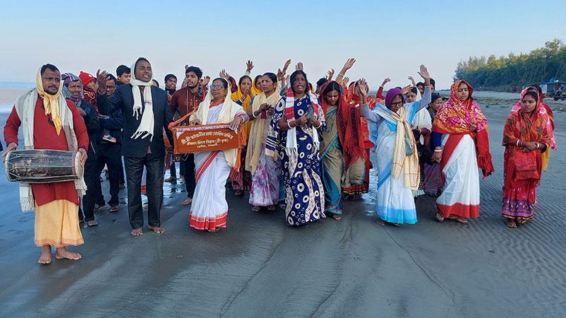 বরগুনার শুভসন্ধ্যা সমুদ্রসৈকতে রাস উৎসব