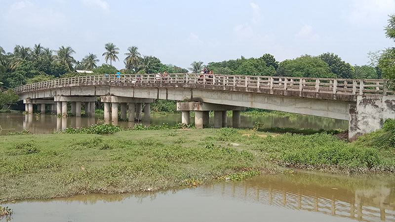 নড়াইলে নৌপথ সংকুচিত করছে কম উচ্চতার ২৩ সেতু