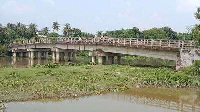 নড়াইলে নৌপথ সংকুচিত করছে কম উচ্চতার ২৩ সেতু