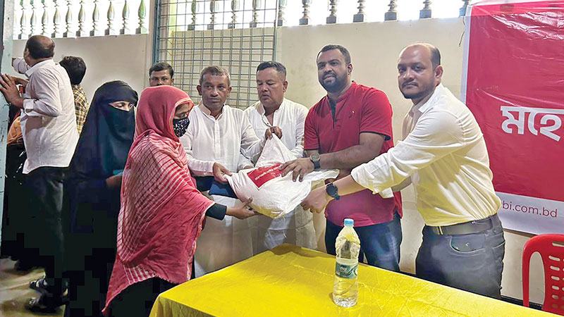 মহেশখালীতে ঘূর্ণিঝড় হামুনে ক্ষতিগ্রস্তদের ত্রাণ দিল রবি