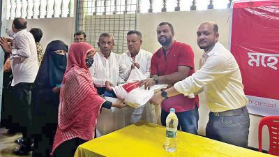 মহেশখালীতে ঘূর্ণিঝড় হামুনে ক্ষতিগ্রস্তদের ত্রাণ দিল রবি